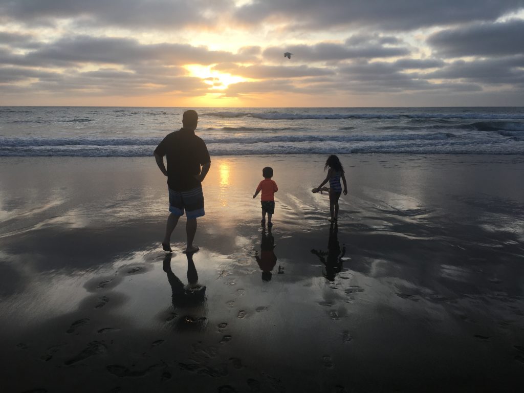 MissionBayBeach-Dad-Kids-Sillouette-scaled